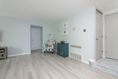 Desirable, bright and beautifully updated 3rd Floor condo with on Flagg Creek Golf Course in Illinois - for sale on GolfHomes.com, golf home, golf lot