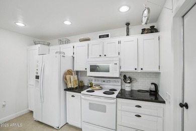 Well maintained 2 bedroom, 2 bathroom townhome offering 1,379 sq on Sun City Lakes West and East in Arizona - for sale on GolfHomes.com, golf home, golf lot