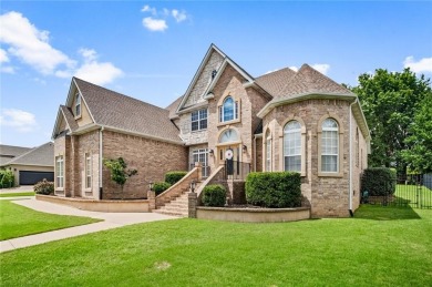 Charming  updated 4BR home on a spacious, flat 0.51-acre lot in on Pinnacle Country Club in Arkansas - for sale on GolfHomes.com, golf home, golf lot