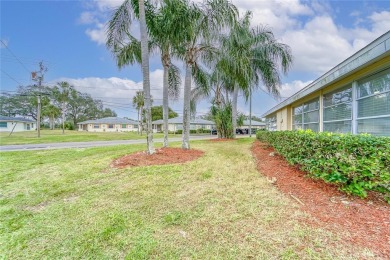 BRING ALL OFFERS! This 2 bedroom, 2 bathroom Kings Point Mansard on Kings Point Executive Golf Course in Florida - for sale on GolfHomes.com, golf home, golf lot