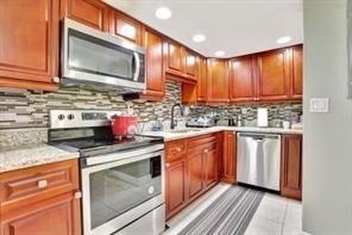 PRICED TO SELL. A SPECTACULAR 3/2.5 TOWNHOME FOR SALE AT ORIOLE on Oriole Golf and Tennis Club in Florida - for sale on GolfHomes.com, golf home, golf lot