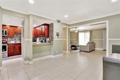 PRICED TO SELL. A SPECTACULAR 3/2.5 TOWNHOME FOR SALE AT ORIOLE on Oriole Golf and Tennis Club in Florida - for sale on GolfHomes.com, golf home, golf lot