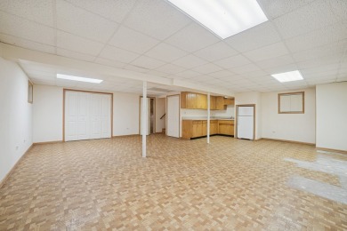 Welcome to this inviting 3-bedroom, 2-bath ranch offering on Streamwood Oaks Golf Club in Illinois - for sale on GolfHomes.com, golf home, golf lot