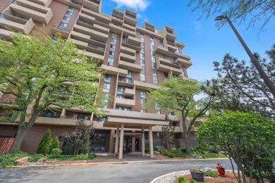 This fantastic spacious condo is a great find! This home on Maple Meadows Golf Club in Illinois - for sale on GolfHomes.com, golf home, golf lot