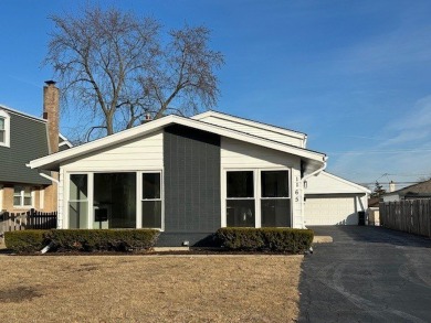 A charming 3 bed, 2 full bath split level home completely on Arlington Lakes Golf Club in Illinois - for sale on GolfHomes.com, golf home, golf lot