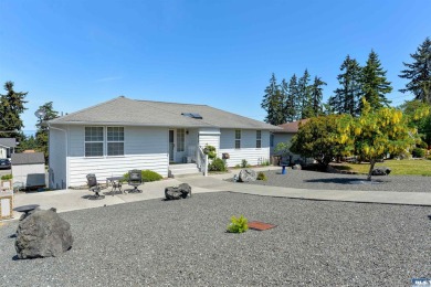 This beautifully maintained 3-bedroom, 3-bathroom residence on Peninsula Golf Club Inc. in Washington - for sale on GolfHomes.com, golf home, golf lot
