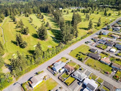This beautifully maintained 3-bedroom, 3-bathroom residence on Peninsula Golf Club Inc. in Washington - for sale on GolfHomes.com, golf home, golf lot