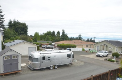 This beautifully maintained 3-bedroom, 3-bathroom residence on Peninsula Golf Club Inc. in Washington - for sale on GolfHomes.com, golf home, golf lot