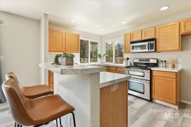 Looks brand new! Brand new roof, brand new flooring (carpet & on Ridgecrest Golf Course in Idaho - for sale on GolfHomes.com, golf home, golf lot