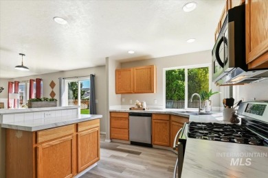 Looks brand new! Brand new roof, brand new flooring (carpet & on Ridgecrest Golf Course in Idaho - for sale on GolfHomes.com, golf home, golf lot