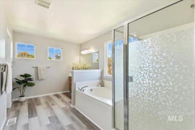 Looks brand new! Brand new roof, brand new flooring (carpet & on Ridgecrest Golf Course in Idaho - for sale on GolfHomes.com, golf home, golf lot