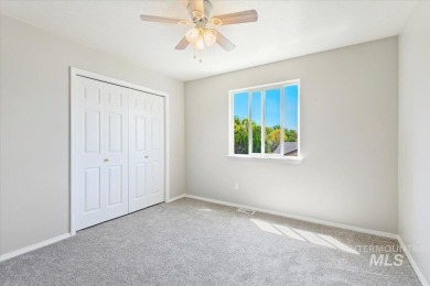 Looks brand new! Brand new roof, brand new flooring (carpet & on Ridgecrest Golf Course in Idaho - for sale on GolfHomes.com, golf home, golf lot