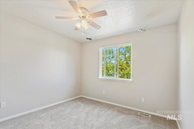 Looks brand new! Brand new roof, brand new flooring (carpet & on Ridgecrest Golf Course in Idaho - for sale on GolfHomes.com, golf home, golf lot