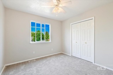 Looks brand new! Brand new roof, brand new flooring (carpet & on Ridgecrest Golf Course in Idaho - for sale on GolfHomes.com, golf home, golf lot
