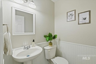 Looks brand new! Brand new roof, brand new flooring (carpet & on Ridgecrest Golf Course in Idaho - for sale on GolfHomes.com, golf home, golf lot