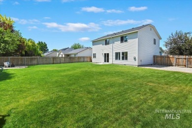 Looks brand new! Brand new roof, brand new flooring (carpet & on Ridgecrest Golf Course in Idaho - for sale on GolfHomes.com, golf home, golf lot