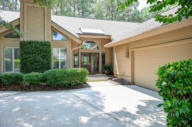 8th fairway vistas Oyster Reef Golf Course. 1-story home w/ on Dolphin Head Golf Club in South Carolina - for sale on GolfHomes.com, golf home, golf lot
