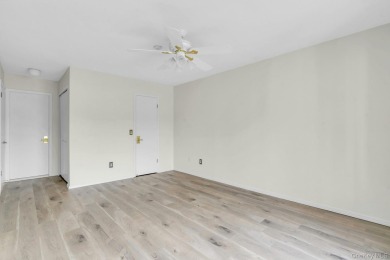 Beautifully updated 2-bedroom, 2-bath end unit located in the on Birchwood at Spring Lake in New York - for sale on GolfHomes.com, golf home, golf lot