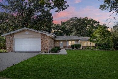 Beautifully updated 4-level split in Oak Meadows offering nearly on St. Andrews Golf and Country Club in Illinois - for sale on GolfHomes.com, golf home, golf lot