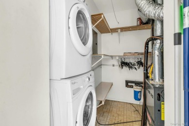 Beautifully updated 2-bedroom, 2-bath end unit located in the on Birchwood at Spring Lake in New York - for sale on GolfHomes.com, golf home, golf lot