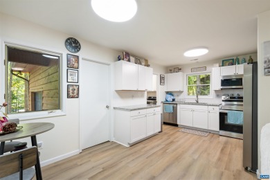 Immaculate, light-filled modern ranch, fully remodeled last year on Lake Monticello Golf Course in Virginia - for sale on GolfHomes.com, golf home, golf lot