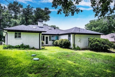 Welcome to the Cedar Creek Country Club in this 4BR 2B home on Cedar Creek Country Club in Texas - for sale on GolfHomes.com, golf home, golf lot