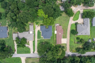 Welcome to the Cedar Creek Country Club in this 4BR 2B home on Cedar Creek Country Club in Texas - for sale on GolfHomes.com, golf home, golf lot