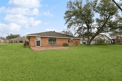 This spacious well maintained three bedroom, two bathroom homes on Willowdale Country Club in Louisiana - for sale on GolfHomes.com, golf home, golf lot
