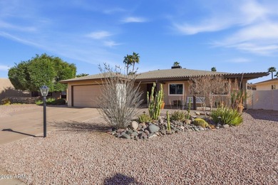 Beautifully remodeled, move-in-ready home in the active adult on Cottonwood Country Club in Arizona - for sale on GolfHomes.com, golf home, golf lot