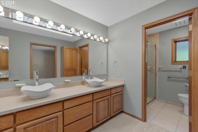 Calling all golfers and anyone looking for a beautiful condo in on Longview Country Club in Washington - for sale on GolfHomes.com, golf home, golf lot