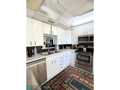 BACK ON THE MARKET WITH NEW KITCHEN WATERFALL COUNTERTOP AND on Wynmoor Golf Course in Florida - for sale on GolfHomes.com, golf home, golf lot