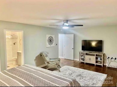 Recently renovated townhome with a bright, modern and open floor on Rumbling Bald Resort on Lake Lure in North Carolina - for sale on GolfHomes.com, golf home, golf lot