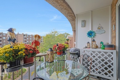 Bright and spacious top-floor 3 bedroom, 2 bath condo in the on Twin Lakes Golf Course in Illinois - for sale on GolfHomes.com, golf home, golf lot