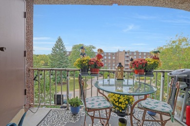 Bright and spacious top-floor 3 bedroom, 2 bath condo in the on Twin Lakes Golf Course in Illinois - for sale on GolfHomes.com, golf home, golf lot