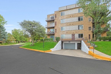 Bright and spacious top-floor 3 bedroom, 2 bath condo in the on Twin Lakes Golf Course in Illinois - for sale on GolfHomes.com, golf home, golf lot