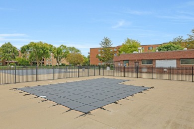 Bright and spacious top-floor 3 bedroom, 2 bath condo in the on Twin Lakes Golf Course in Illinois - for sale on GolfHomes.com, golf home, golf lot