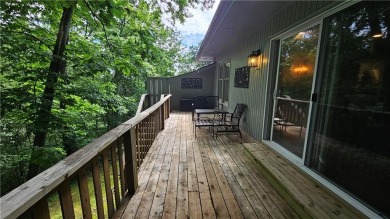 Single level, 3bed/2bath townhouse with 2 parking spaces that is on Bella Vista Country Club - Berksdale in Arkansas - for sale on GolfHomes.com, golf home, golf lot