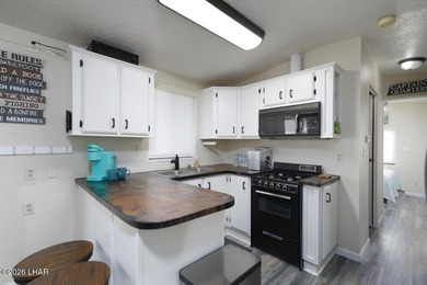 Located on Lease land. This desirable Park model unit offers on London Bridge Golf Course in Arizona - for sale on GolfHomes.com, golf home, golf lot