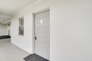 :Welcome home to Palm Aire. This 2 bedrooms, 2 bath unit, with a on Palm-Aire Country Club and Resort - The Oaks in Florida - for sale on GolfHomes.com, golf home, golf lot