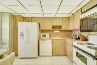 :Welcome home to Palm Aire. This 2 bedrooms, 2 bath unit, with a on Palm-Aire Country Club and Resort - The Oaks in Florida - for sale on GolfHomes.com, golf home, golf lot