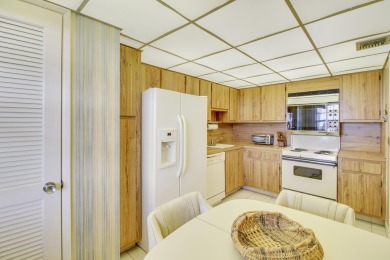 :Welcome home to Palm Aire. This 2 bedrooms, 2 bath unit, with a on Palm-Aire Country Club and Resort - The Oaks in Florida - for sale on GolfHomes.com, golf home, golf lot
