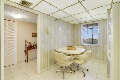:Welcome home to Palm Aire. This 2 bedrooms, 2 bath unit, with a on Palm-Aire Country Club and Resort - The Oaks in Florida - for sale on GolfHomes.com, golf home, golf lot