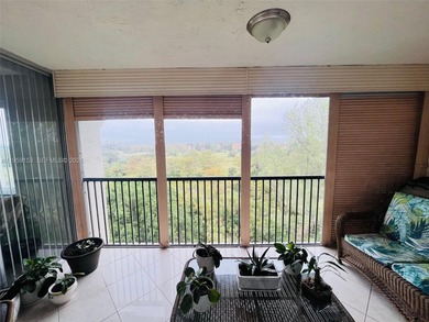 spacious 3-bedroom, 2.5-bath corner unit with 1,760 sq ft in the on Inverrary Country Club in Florida - for sale on GolfHomes.com, golf home, golf lot