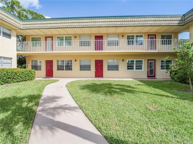 First Floor! Beautiful plank laminate floors w/ newer baseboard on Vero Beach South Golf Course in Florida - for sale on GolfHomes.com, golf home, golf lot