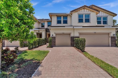 Fantastic 3/2.5 waterfront Townhome in newer community of on Crystal Lake Country Club in Florida - for sale on GolfHomes.com, golf home, golf lot
