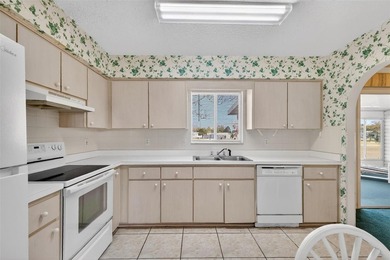 WONDERFUL 2-bedroom, 2-bath home featuring a 17'x10' ENCLOSED on The Links of Spruce Creek in Florida - for sale on GolfHomes.com, golf home, golf lot