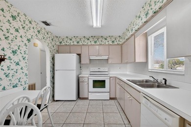 WONDERFUL 2-bedroom, 2-bath home featuring a 17'x10' ENCLOSED on The Links of Spruce Creek in Florida - for sale on GolfHomes.com, golf home, golf lot