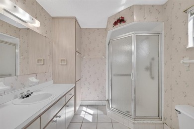 WONDERFUL 2-bedroom, 2-bath home featuring a 17'x10' ENCLOSED on The Links of Spruce Creek in Florida - for sale on GolfHomes.com, golf home, golf lot