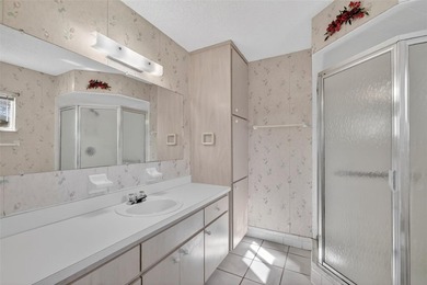 WONDERFUL 2-bedroom, 2-bath home featuring a 17'x10' ENCLOSED on The Links of Spruce Creek in Florida - for sale on GolfHomes.com, golf home, golf lot