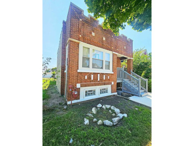 Large, All Brick, 3 Bedroom Home! Hardwood Floors in the Living on Columbus Park Golf Course in Illinois - for sale on GolfHomes.com, golf home, golf lot